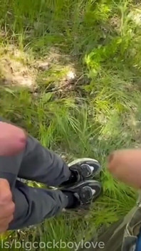 Великий член сквіртує гарячою спермою на член тата в парку на публіці