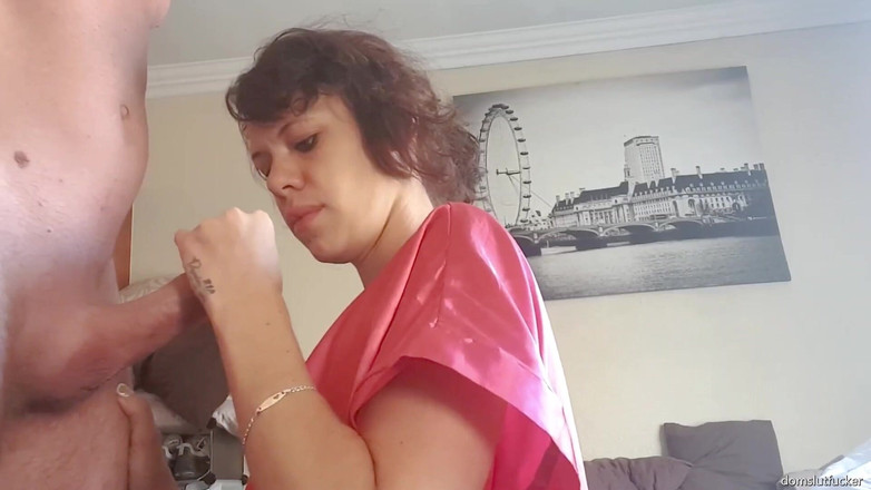 domslutfucker: 자지를 빠는 핑크색 가운을 입은 소녀와 사정할 때까지 주무르기