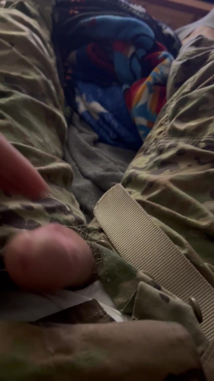 Gay Soldier Stuff: Возбужденная Солидерша в тугих сухих и оранжевых Jockeys дрочит, нося его униформу Ocp