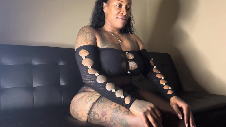 Onlyfanscushkingdom1: Sexy grande culo tettona miLF andando dal vivo!