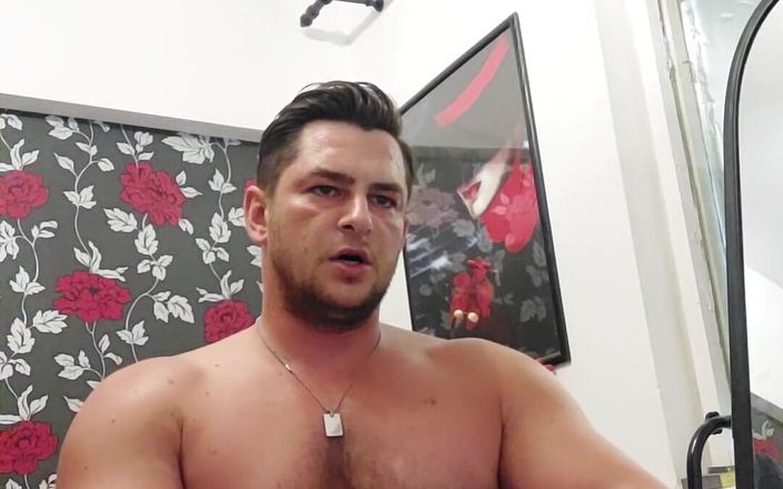 Michael Ragnar: Stor spermasprut som böjer mina stora armar när jag knullar...