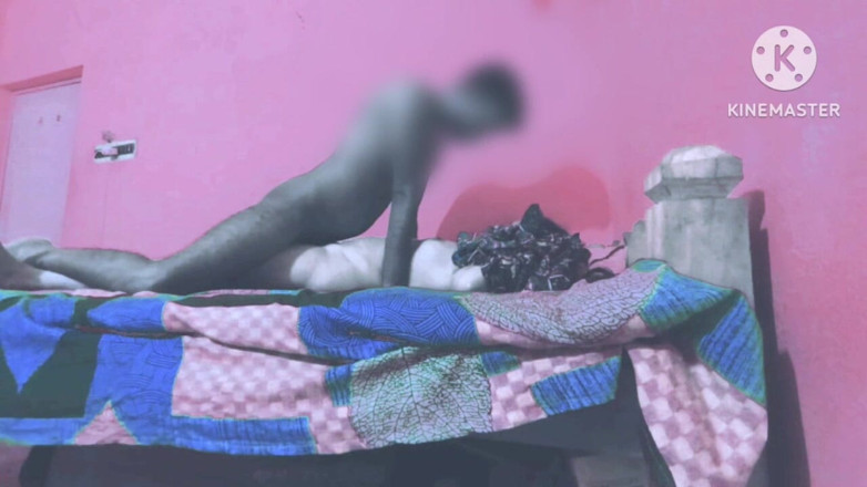 Housewife 69: Una prostituta desi è stata trovata da sola nella sua casa,...