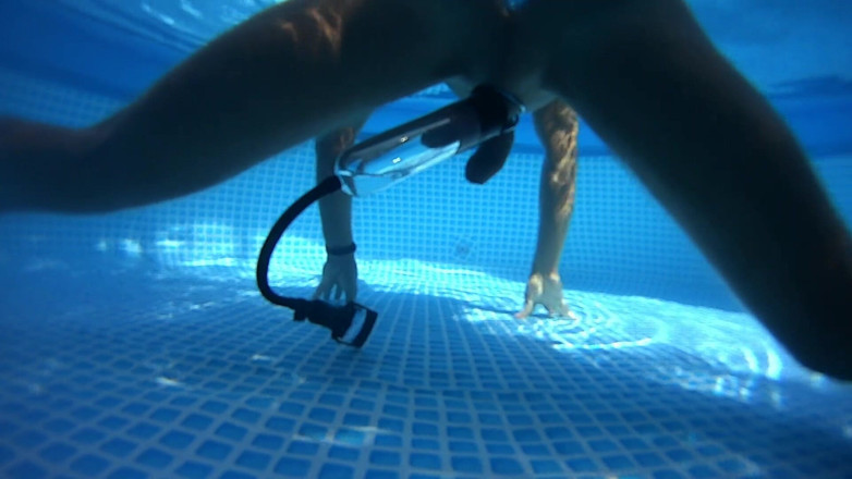 Latex Toys: Polla bajo el agua y bombeo de culo 2