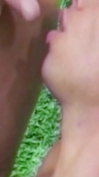 Blonde trans-frau mit dicken titten im freien anal von drei typen gefickt