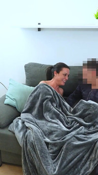 이혼한 신입 MILF가 집에서 트윙크를 유혹한다. 폴라, 가짜로 성에 대해 가르치다