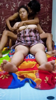 apne seksi sharir ko dikha raha hai. adhovastr pahanakar. ek videshi aadmi ke saamne.