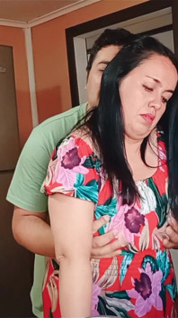 Mama zostaje zerżnięta w kuchni przez swojego zboczonego pasierba