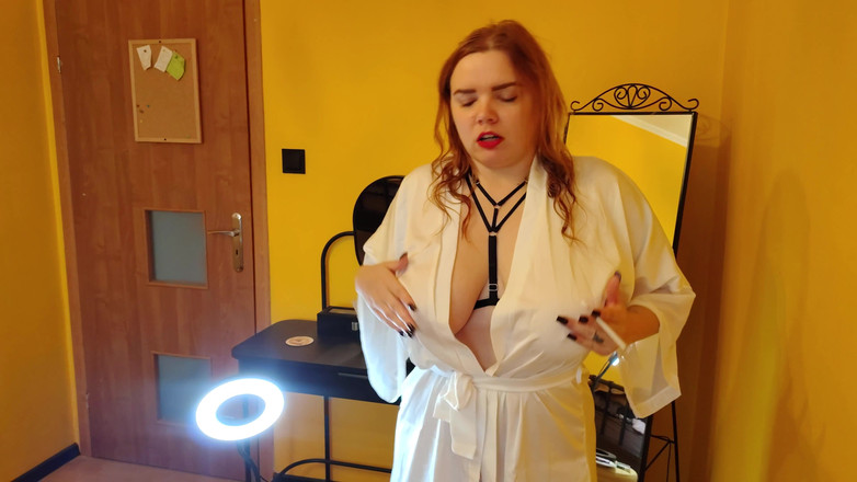 Bastet: Una Donna Tettona Fumante Soffia Il Figliastro.