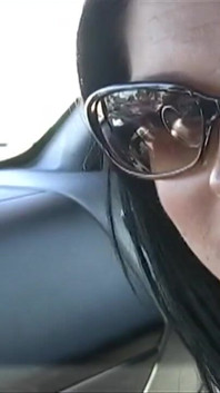 Brunetka s velkým zadkem dostane teplou nálož do svých roztomilých úst