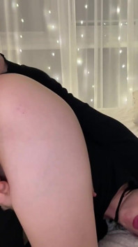 Süßes camgirl dehnt ihr arschloch im doggystyle