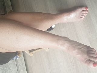 Pov legs: धूप में नंगे पैर