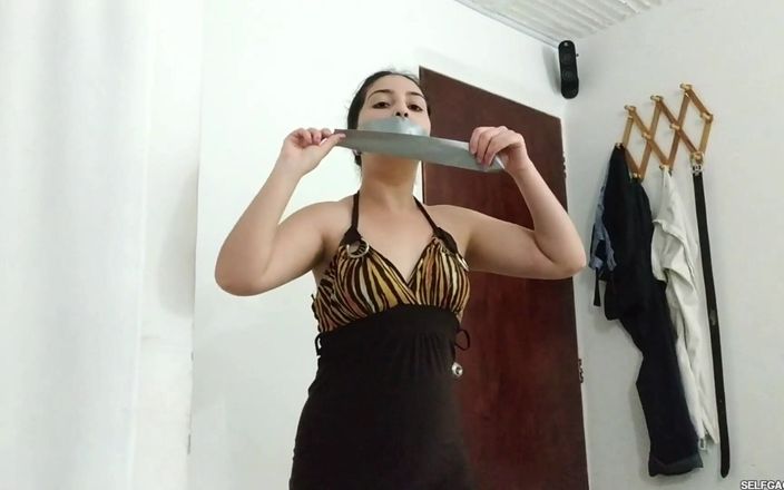 Selfgags Latina Bondage: Menina vizinha babá explora o fetiche de escravidão pervertida!
