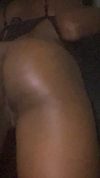 Awek eboni panas duduk muka dengan pepek gemuk seksi menunjukkan punggung gelembung (bahagian 2)pov