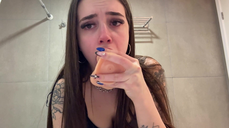 Chavitaxxx: Îmi sug noul dildo