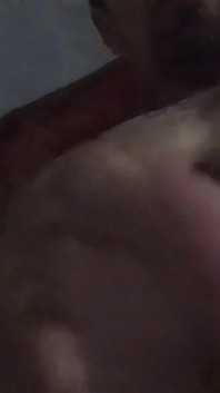 Masturbare uitându-se la porno