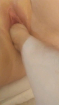 Cachonda grandota consigue su apretado coño fistado por Mick Stabber