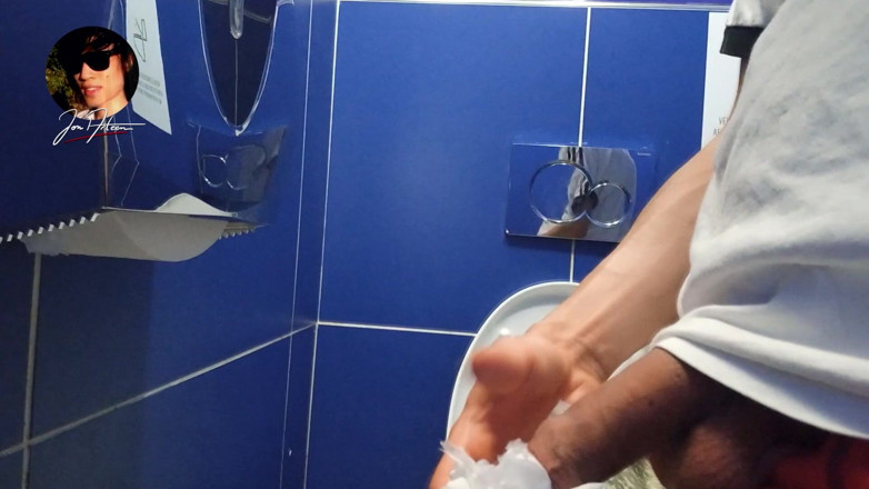 Jon Arteen: Gay twink kencing, masturbasi penisnya dan ejakulasi sperma di toilet