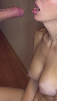 La matrigna riceve un carico di sperma in bocca dal figliastro e le lecca la figa per questo