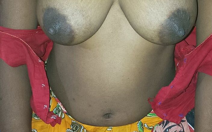 Katrina: Une fille de 18 ans touche ses seins