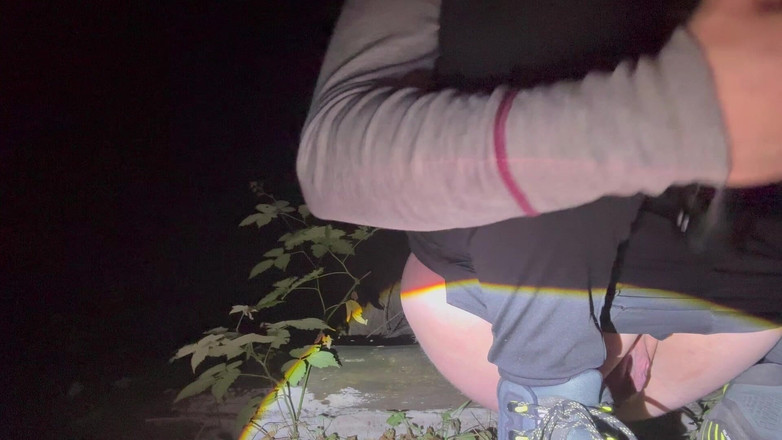 Putarankahotmilf: Masturbation avec de la lumière de chair dans la forêt