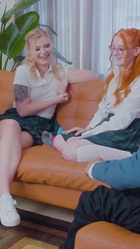 Somos todas virgens- Você pode foder minhas melhores amigas também? Eles me ajudaram com meu primeiro vibrador