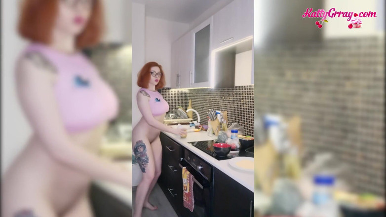 Katty Grray: Beautiful teen cooks naked after waking up