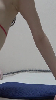 Een Japans meisje dat hard werkt aan fitnesstraining terwijl ze in haar kruis graaft met een T-back bikini en een string-camera in haar string.