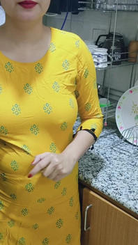 Znajduję moją napalonej macochy w kuchni - porno w języku hinduskim