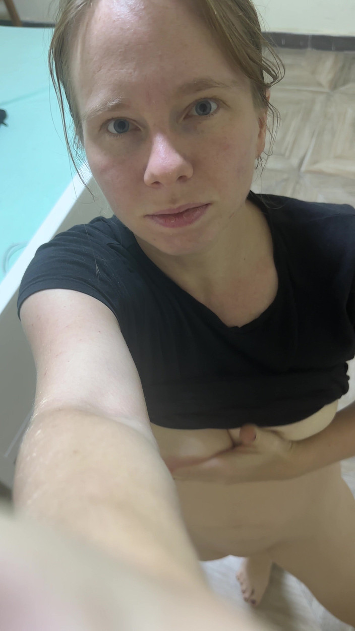 SweetLucy96: Čůrám do sklenice a masturbuji