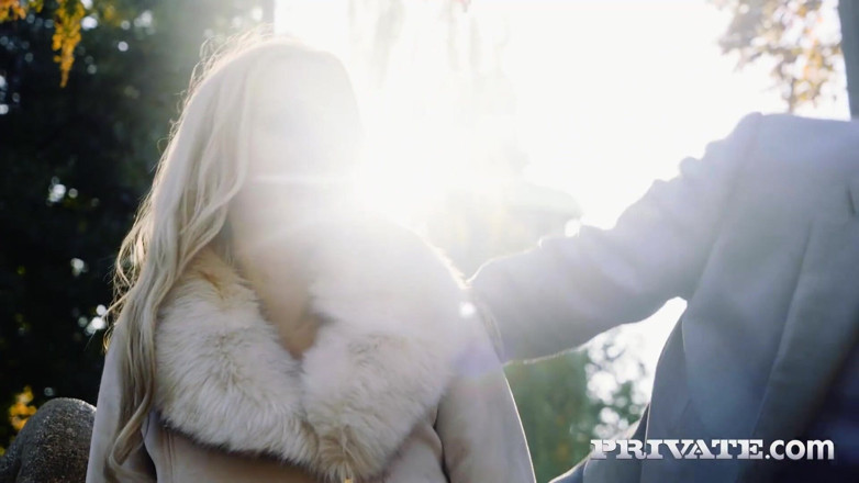 Private.com: Amber Jayne, o mamă sexy blondă suculentă care este plictisită