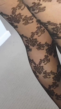 Dani pamer kaki seksinya dengan stoking tembus panik