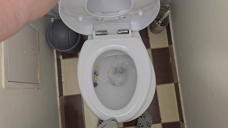 Fap_man93: Aku kencing di toilet - close up - pov