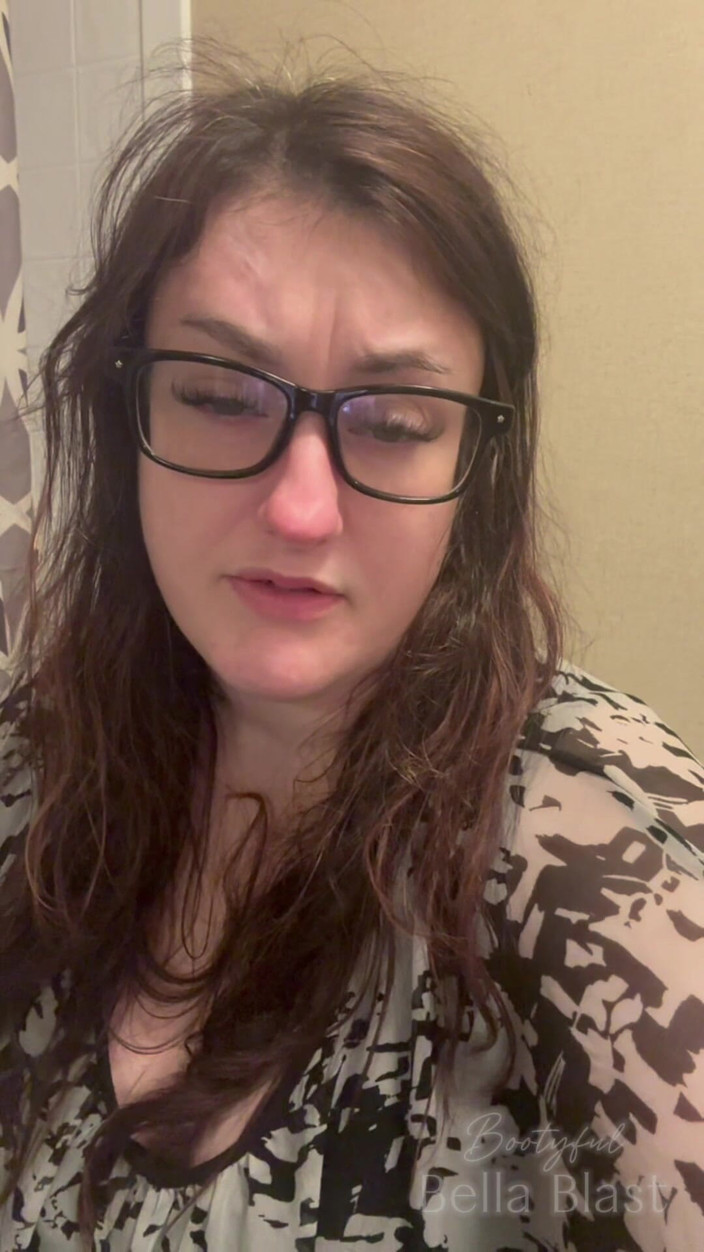 BellaBlast: Зрительный контакт толстушки в туалете с и бревнами в интимном видео от первого лица с Bella Blast