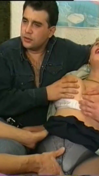Büyük memeli sürtük dörtlü sekste götten sikiliyor