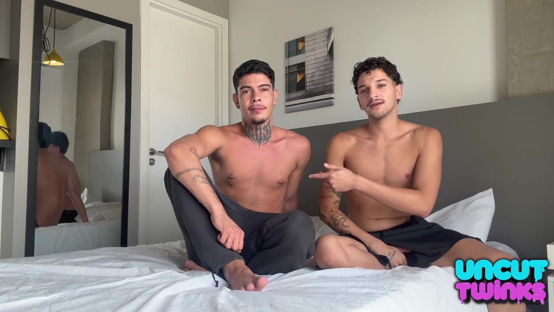 UncutTwinks: Великий необрізаний член без презерватива трахає твінка