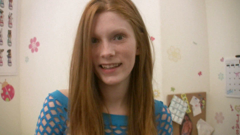 TeenXXX Stories: Amelia Rose kleedt zich voor het eerst uit