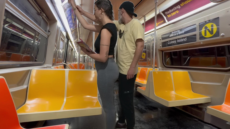 Gabi SweetCouplesStories: Studentka dostane sperma ve vlaku metra v New Yorku.
