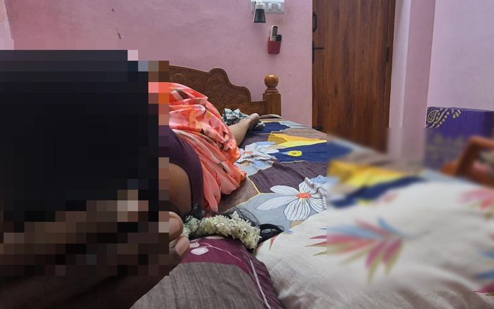 Black & white desicat: Seksi komşu evli kadın Sreejaa sari amcığını parmaklıyor ve iyi...
