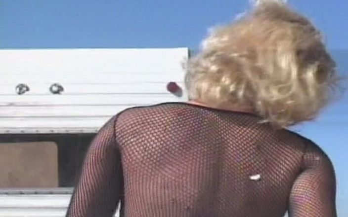Filles Francaises: Une blonde française se fait facefucker pendant une séance déjantée
