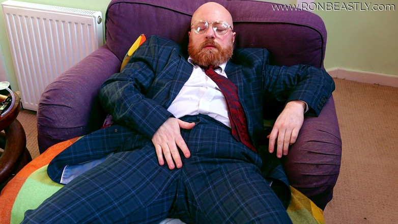 RonBeastlyFTM: Behaarter trans-geschäftsmann squirtet in seinen briefs