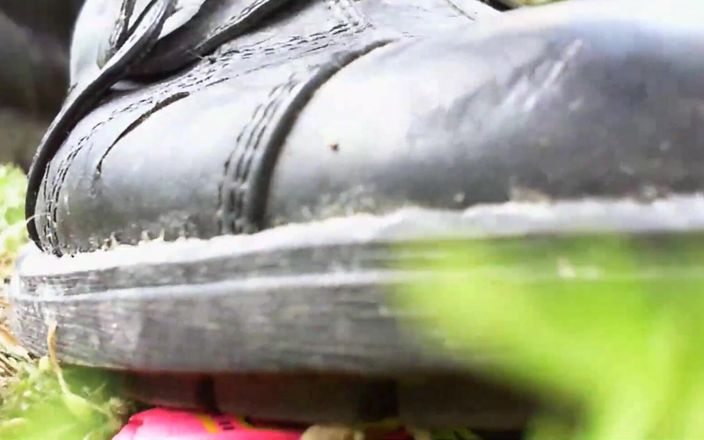 Nicoletta Embassi: Impresionante video de aplastamiento mira mis pies destrozar un pequeño...