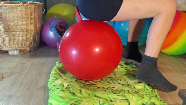 BeachBallsDuo: Kırmızı hopperball'da zıplıyor - pop yok 