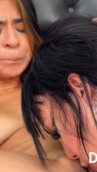 Parte 2: Mi Novia Se Folla a Su Novia Lesbiana Con Un Cinturón Después De Casi Descubrir Que Le Cublé La Cara Con Semen