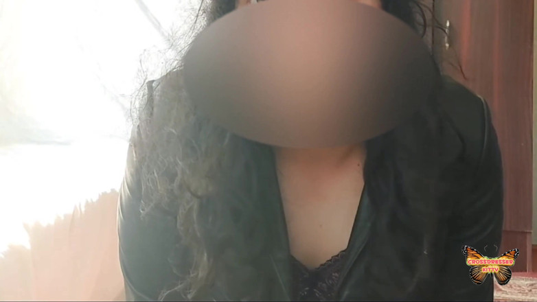 Kitty_Cross: क्रॉसड्रेसर Kitty चमड़े का कोट धूप का चश्मा और सेक्सी ब्रा प्राकृतिक स्तन हॉट