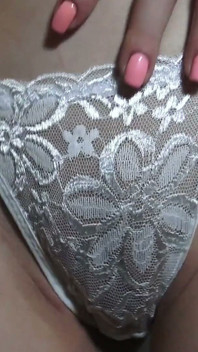 Assista minha calcinha no meu corpo magro e lamber o mijo do meu deslizamento