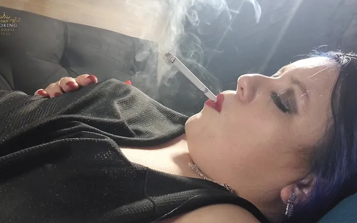 Lilli Cukierek Cox: Sgl027 - fumando na minha cama