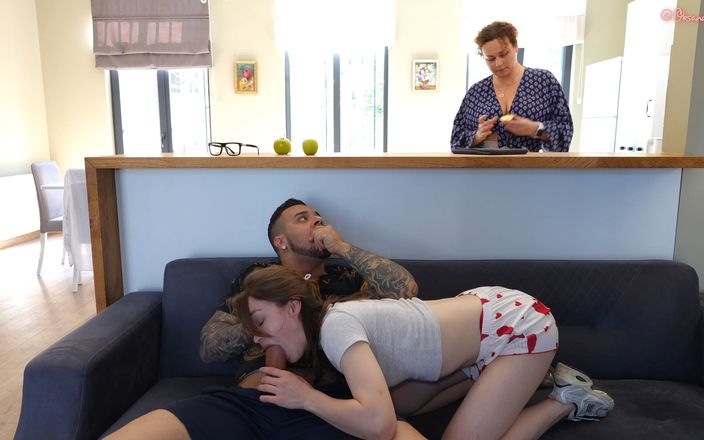 Oksana_Katysheva: Fată obraznică sexy îl seduce pe iubitul mamei ei vitrege și el...