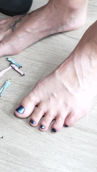 Je marche sur des petites personnes avec mon fétasse nue