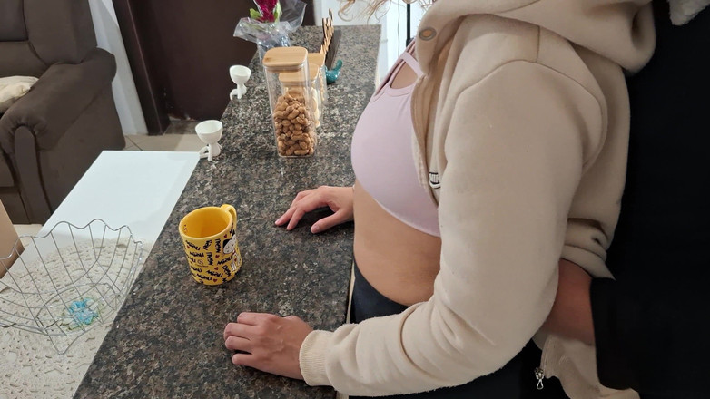 Gabi SweetCouplesStories: Nevlastní dcera je překvapena při snídani.