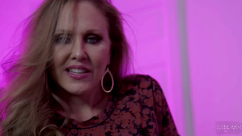 Julia Ann: MILF Julia Ann - meia-calça provocação